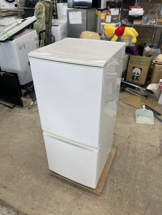 最新デザインの USED シャープ 137L 2ドア冷蔵庫 SJ-D14C-W 冷蔵庫 